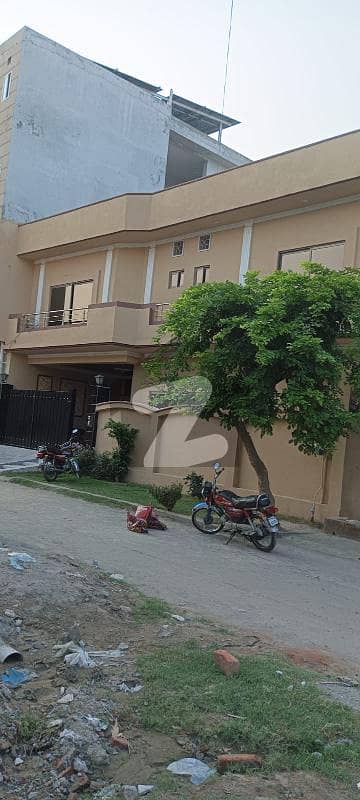 کالج روڈ لاہور میں 5 کمروں کا 8 مرلہ مکان 2.55 کروڑ میں برائے فروخت۔ کالج روڈ لاہور میں 5 کمروں کا 8 مرلہ مکان 2.55 کروڑ میں برائے فروخت۔