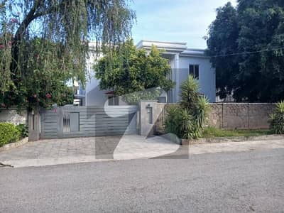 666 Square Yards Cda Transfer Livable House In F-8/1 On Top Location, Near F8 Markaz Near Mosque