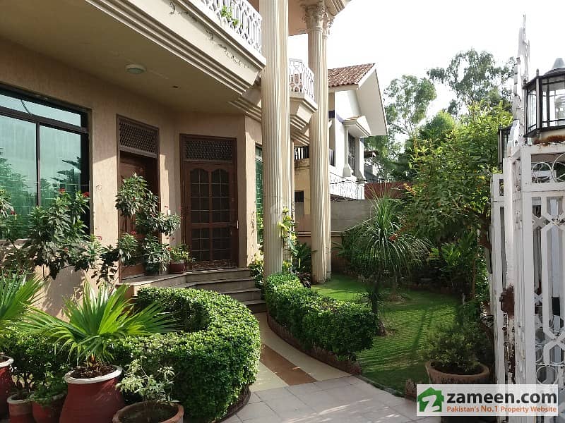 F114 Main Double Road Beautiful Triple Story Tile Floor House For Sale