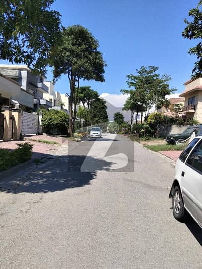 OUT CLASS LOCATION ONE KANAL CORNER PLOT AVAILABLE FOR SALE
