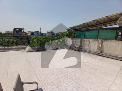 G9/4 top floor available for small family