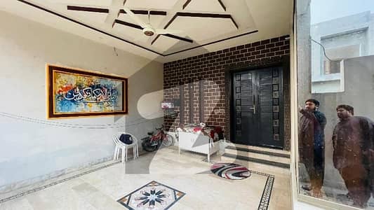 خیابانِ گارڈنز فیصل آباد میں 6 کمروں کا 9 مرلہ مکان 3.0 کروڑ میں برائے فروخت۔
