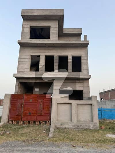 3.5 marla central park Gray starcture house for sale prime location near tooo park and masjid main buleward. . . .