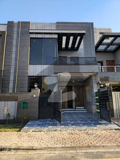OWNER BUILD HOUSE A+ CONSTRUCTION MODERN STYLE 5 MARLA FOR SALE IN THE HEART OF BAHRIA TOWN LAHORE