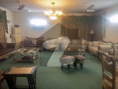 شاہ جمال لاہور میں 6 کمروں کا 1 کنال عمارت 4.5 لاکھ میں کرایہ پر دستیاب ہے۔
