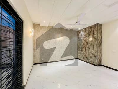 1 kanal uper portion available for rent in central park Gass Pani bijli available  prime location near to park and masjid