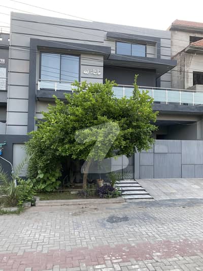 پسرور بائی پاس ڈسکہ میں 5 کمروں کا 11 مرلہ مکان 3.45 کروڑ میں برائے فروخت۔