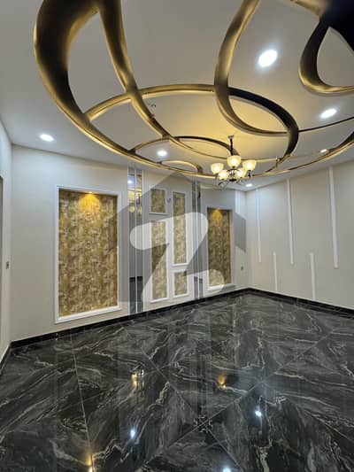 Highly-Coveted Prime Location 5 Marla House Is Available In Shalimar Colony For Sale