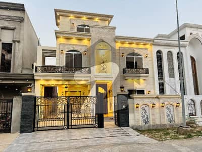 سٹی ہاؤسنگ سوسائٹی گوجرانوالہ میں 6 کمروں کا 10 مرلہ مکان 4.5 کروڑ میں برائے فروخت۔