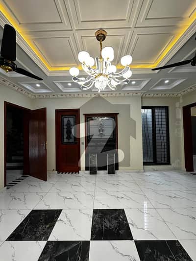 8 MARLA BRAND NEW HOUSE FOR SALE IN EDEN BOLUEVARD HOUSING SOCIETY COLLEGE ROAD LAHORE .