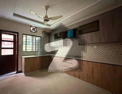 عسکری 6 ملیر کنٹونمنٹ,کینٹ,کراچی میں 5 کمروں کا 12 مرلہ مکان 7.4 کروڑ میں برائے فروخت۔ عسکری 6 ملیر کنٹونمنٹ,کینٹ,کراچی میں 5 کمروں کا 12 مرلہ مکان 7.4 کروڑ میں برائے فروخت۔