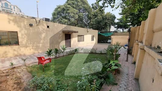 40 Marla house link mm Alam road is available for Sale.