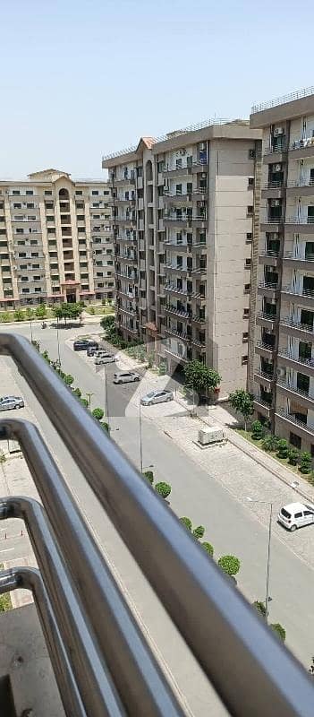 10 MARLA 3 BEDROOMS AND ONE OF THE BEST LIVING AREA AVAILABLE FOR RENT