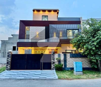 On Excellent Location 10 Marla House In Only Rs. 45000000