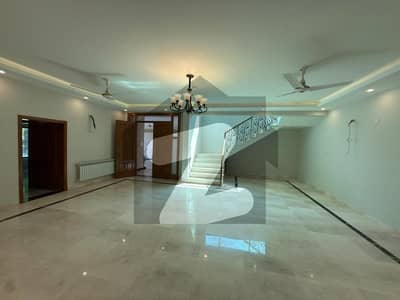 ایف ۔ 8 اسلام آباد میں 5 کمروں کا 2 کنال مکان 12.0 لاکھ میں کرایہ پر دستیاب ہے۔