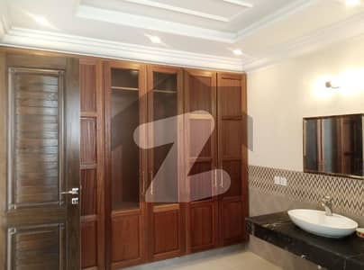 SLIGHTLY USED 01 KANAL VERY BEAUTIFUL UPPER PORTIN WITH SEPARATE ENTRANCE AVAILABLE FOR RENT