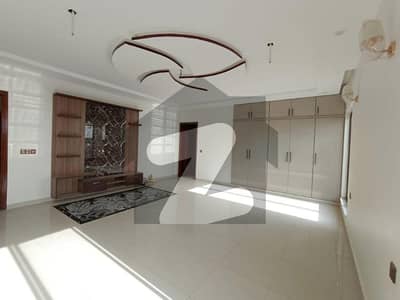 1000sq yd Luxury Villa with Designer Kitchen, Washroom and Elevation. Ready to Move