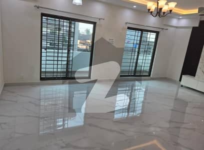 10 Marla 3 Bedrooms Flat Available For Sale.
