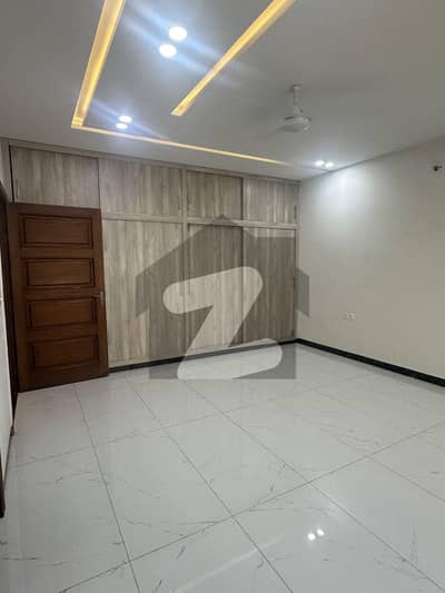 ڈی ایچ اے ڈیفینس فیز 2 ڈی ایچ اے ڈیفینس,اسلام آباد میں 6 کمروں کا 1 کنال مکان 3.4 لاکھ میں کرایہ پر دستیاب ہے۔
