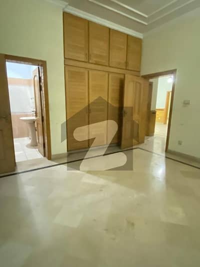 8 Marla Double story house 5becrooms A/Bathrooms DD car pakring good location