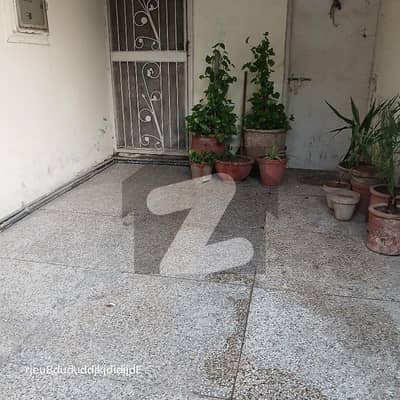 علامہ اقبال ٹاؤن ۔ عمر بلاک علامہ اقبال ٹاؤن,لاہور میں 2 کمروں کا 10 مرلہ مکان 65.0 ہزار میں کرایہ پر دستیاب ہے۔