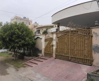 1 Kanal Facing Park Old House Available