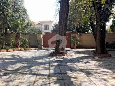 Hot Location Standard CDA 4 Kanal Old House Is For SALE