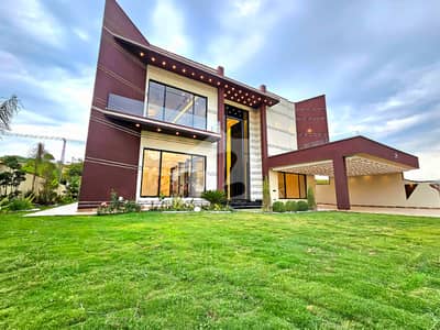 Luxurious 2.5 Kanal Mansion With Huge Lawn & Pools