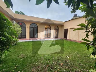ایف ۔ 6/3 ایف ۔ 6,اسلام آباد میں 6 کمروں کا 2 کنال مکان 16.8 لاکھ میں کرایہ پر دستیاب ہے۔