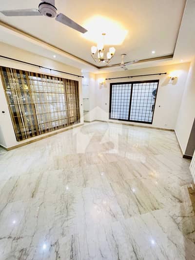 F-8 Like New Luxurious House For Rent