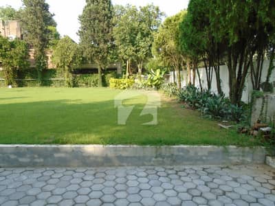 Prime Location Excellent House Tiled Floor Lush Green Garden Ideal For Foreigners-