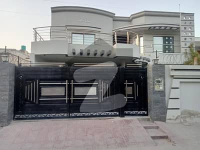 علامہ اقبال ٹاؤن رحیم یار خان میں 7 کمروں کا 1 کنال مکان 5.7 کروڑ میں برائے فروخت۔