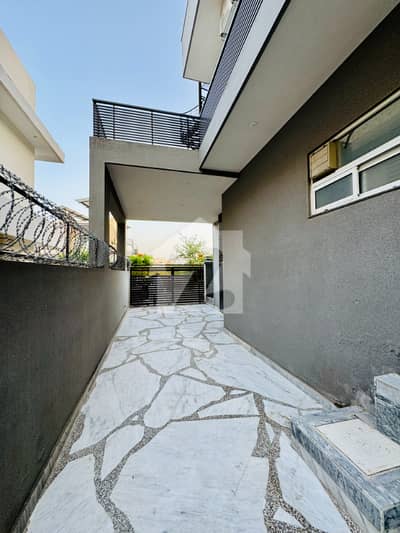 600 Yd Open Basement With Separate Gate Available For Rent