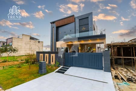 In DHA Phase 7 House Sized 10 Marla For rent