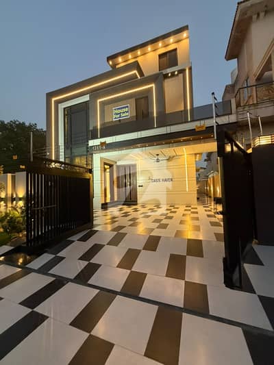 central park  A black most beautiful and good looking house near to park Masjid and market  Hot location tope of Lin House