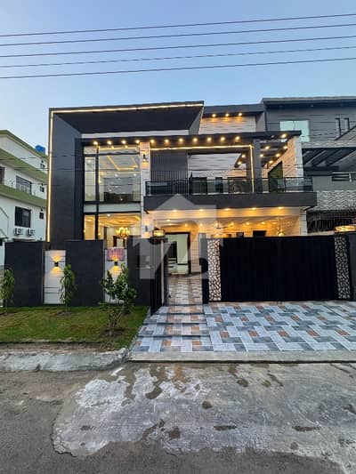 8 Marla like New used Modern Designer House For Rent closed to park
