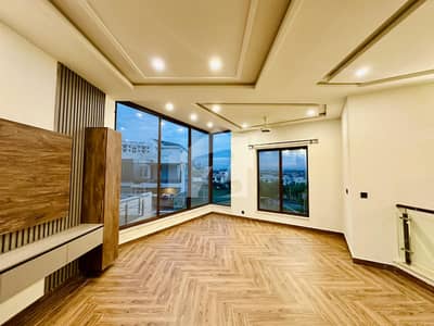 1 KANAL BEAUTIFUL DESIGNER HOUSE FOR SALE.