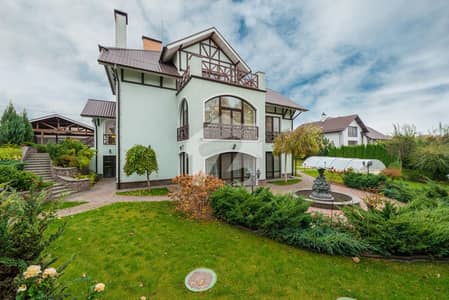 Prominently-Located 1 Kanal House Available In Park Enclave