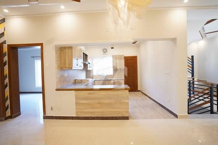 Investor Rate 10 Marla Top Class Location House For Sale Near Masjid Park & Commercial