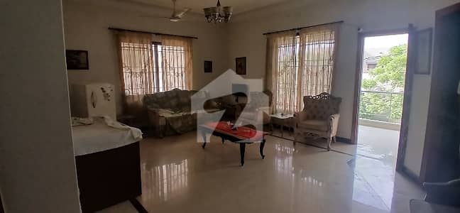 300 Yard Slightly Use Bungalow For Sale in Dha Phase 4 300 Yard Slightly Use Bungalow For Sale in Dha Phase 4