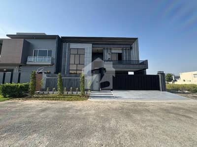 1 KANAL FACING PARK HOUSE FOR SALE IN PRIME LOCATION OF IEP ENGINEERING TOWN