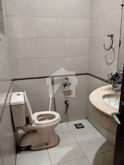PRIME LOCATION ONE KANAL LUSH CONDITION HOUSE AVAILABLE FOR SALE