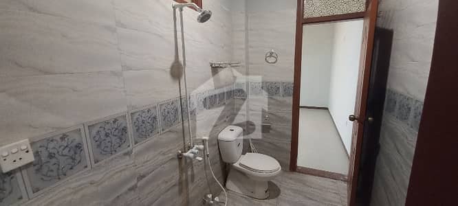 ڈی ایچ اے فیز 8 ڈی ایچ اے ڈیفینس,کراچی میں 4 کمروں کا 5 مرلہ مکان 2.65 لاکھ میں کرایہ پر دستیاب ہے۔