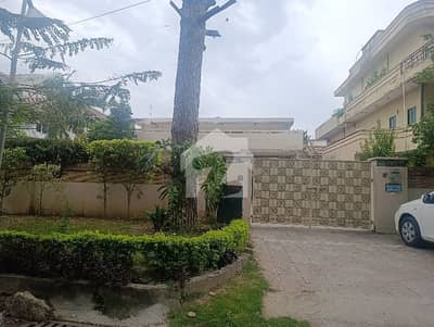 F 8 House Available 60*100 On Beautiful Location. F 8 House Available 60*100 On Beautiful Location.
