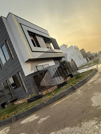 CORNER 6.5 MARLA HOUSE FOR SALE