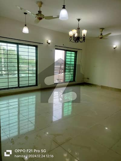 10 MARLA 3 BEDROOM FLAT AVAILBLE FOR RENT IN ASKARI 11 LAHORE