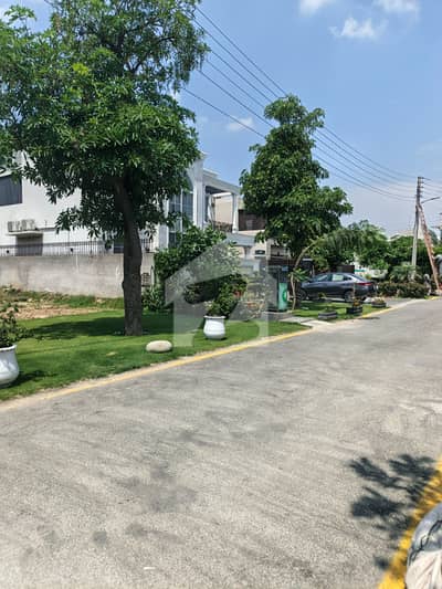 1 Kanal Facing park Corner Plot For Sale