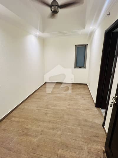 SUKH CHAYN 3 BEDROOM FLAT AVALIABLE FOR SALE RESENABLE PRICE