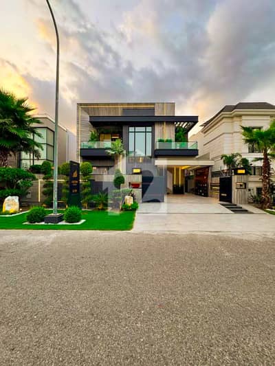 KANAL FURNISEH EYE CATCHING SUPERB LUXURY BUNGALOW FOR SALE
