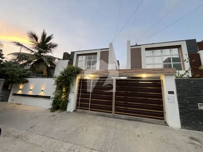 Three Bed DD Apartment For Sale On 1st Floor With Car Parking , Near Ziauddin Hospital, New Building.